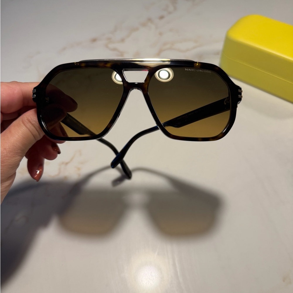 Marc Jacob’s Stylish Tortoiseshell Sunglasses Wit… - image 3